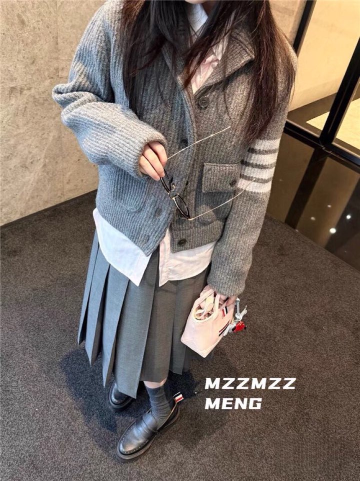 THOM BROWNE 汤姆布朗 TB 爆款加厚保暖翻领四杠短款夹克开衫毛衣\n码数：0.1.2 颜色：