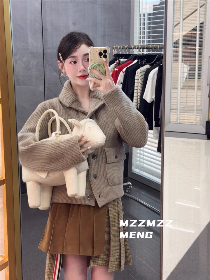 THOM BROWNE 汤姆布朗 TB 爆款加厚保暖翻领四杠短款夹克开衫毛衣\n码数：0.1.2 颜色：