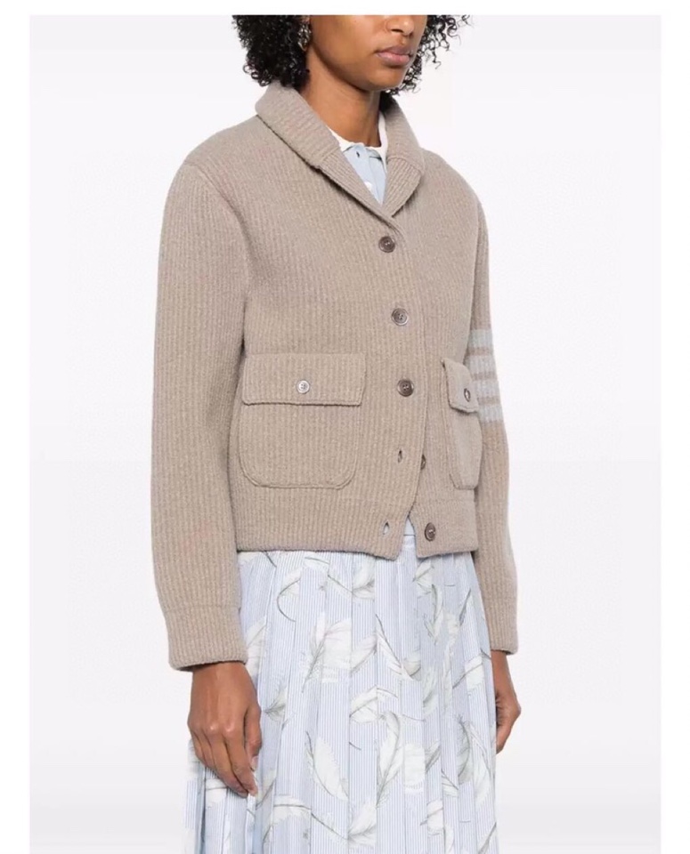 THOM BROWNE 汤姆布朗 TB 爆款加厚保暖翻领四杠短款夹克开衫毛衣\n码数：0.1.2 颜色：