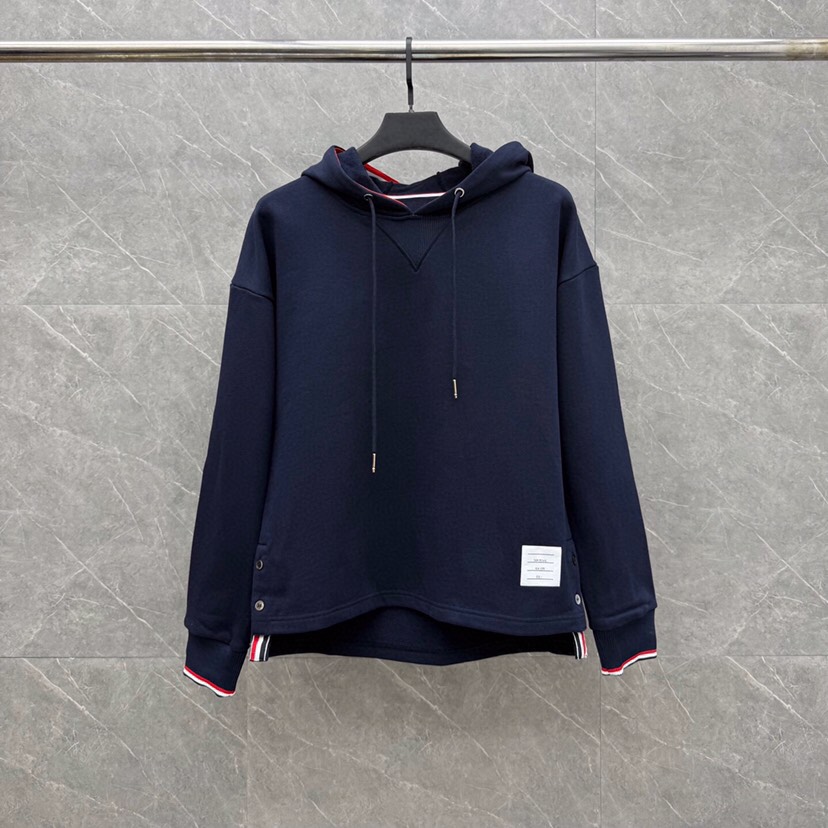 THOM BROWNE 汤姆布朗 TB重工袖织带连帽宽松抽绳卫衣，男女同款情侣款连帽卫衣\n码数：1-4
