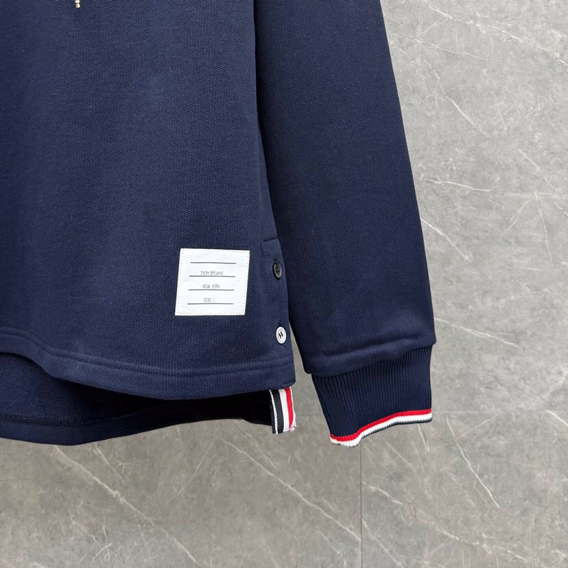 THOM BROWNE 汤姆布朗 TB重工袖织带连帽宽松抽绳卫衣，男女同款情侣款连帽卫衣\n码数：1-4