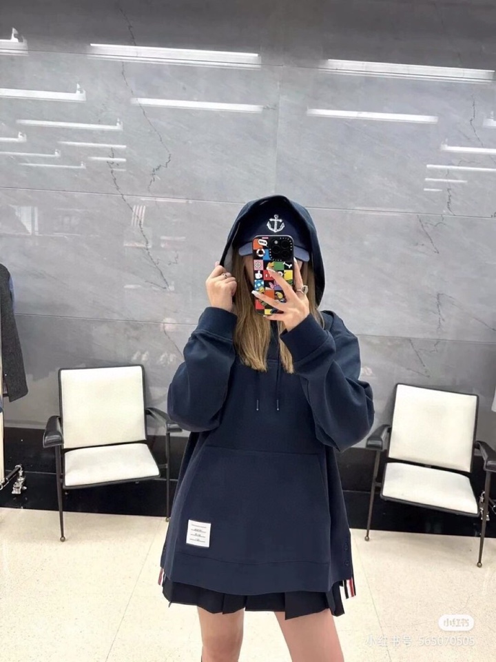 THOM BROWNE 汤姆布朗 TB重工袖织带连帽宽松抽绳卫衣，男女同款情侣款连帽卫衣\n码数：1-4