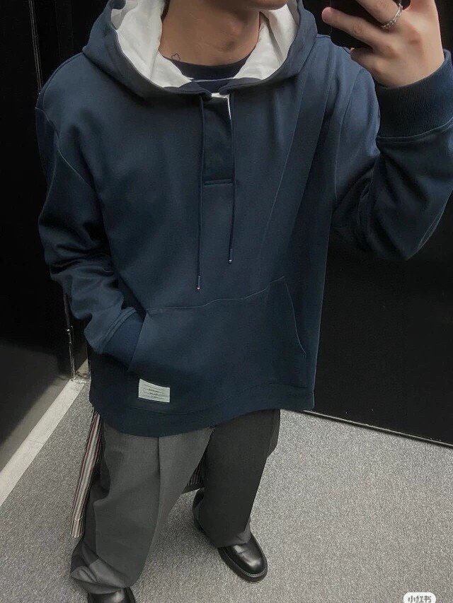 THOM BROWNE 汤姆布朗 TB重工袖织带连帽宽松抽绳卫衣，男女同款情侣款连帽卫衣\n码数：1-4