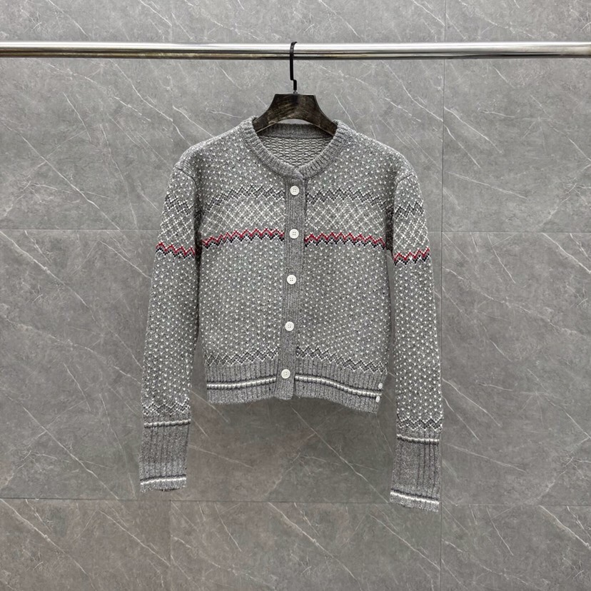 THOM BROWNE 汤姆布朗 TB🌺女款🌺塞尔岛提花圆领羊毛开衫 \n码数：0.1.2 颜色：白色、