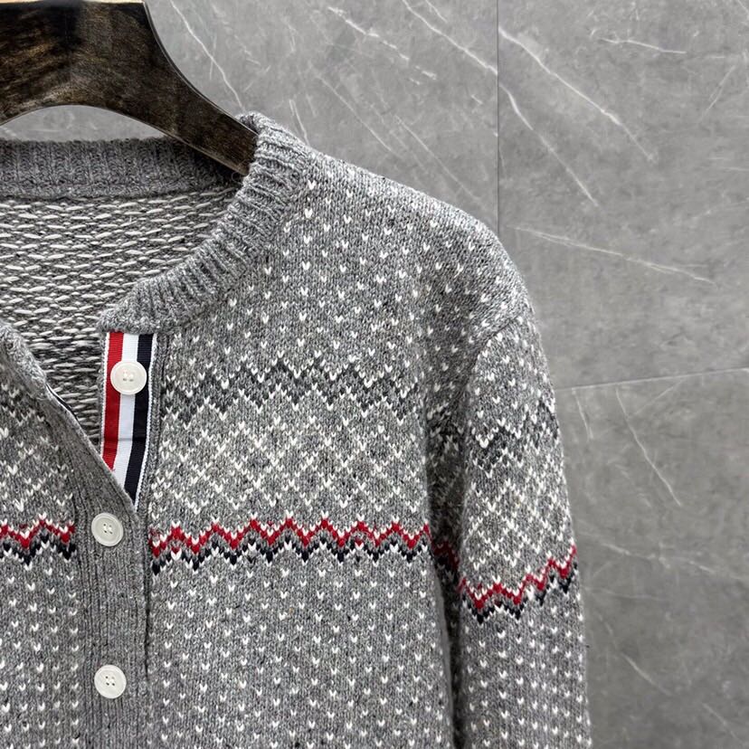 THOM BROWNE 汤姆布朗 TB🌺女款🌺塞尔岛提花圆领羊毛开衫 \n码数：0.1.2 颜色：白色、