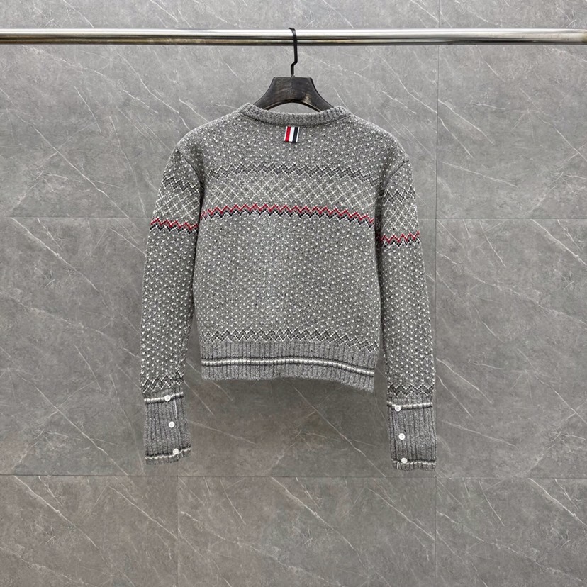 THOM BROWNE 汤姆布朗 TB🌺女款🌺塞尔岛提花圆领羊毛开衫 \n码数：0.1.2 颜色：白色、