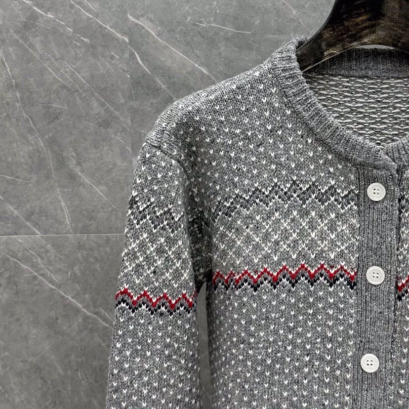 THOM BROWNE 汤姆布朗 TB🌺女款🌺塞尔岛提花圆领羊毛开衫 \n码数：0.1.2 颜色：白色、