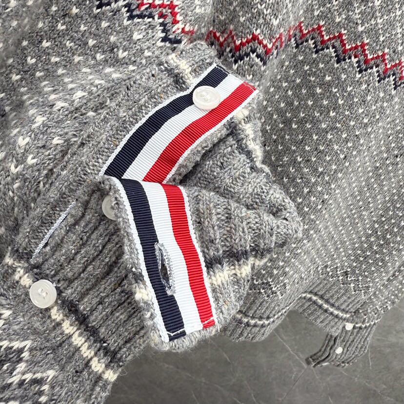 THOM BROWNE 汤姆布朗 TB🌺女款🌺塞尔岛提花圆领羊毛开衫 \n码数：0.1.2 颜色：白色、