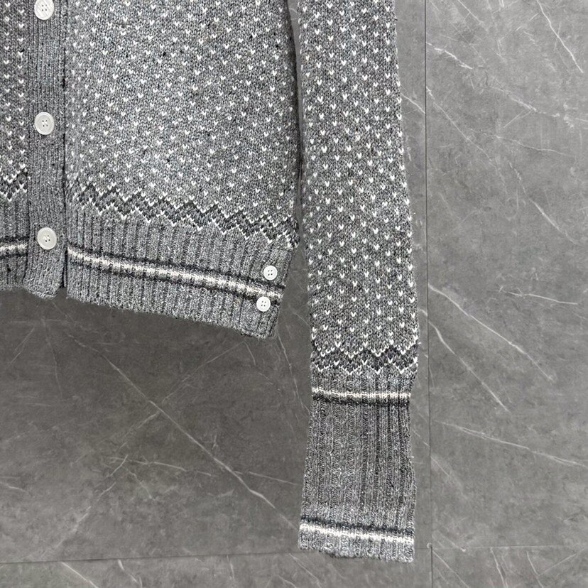 THOM BROWNE 汤姆布朗 TB🌺女款🌺塞尔岛提花圆领羊毛开衫 \n码数：0.1.2 颜色：白色、