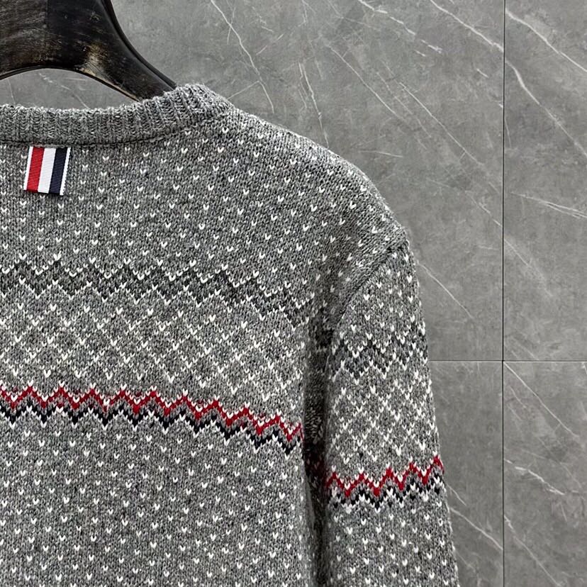 THOM BROWNE 汤姆布朗 TB🌺女款🌺塞尔岛提花圆领羊毛开衫 \n码数：0.1.2 颜色：白色、