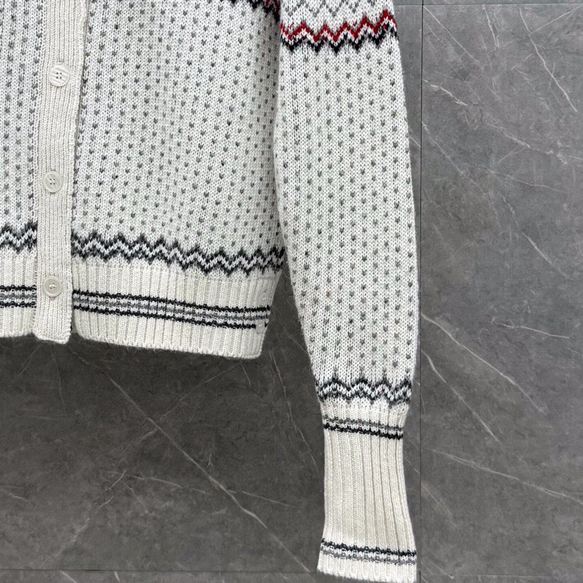 THOM BROWNE 汤姆布朗 TB🌺女款🌺塞尔岛提花圆领羊毛开衫 \n码数：0.1.2 颜色：白色、