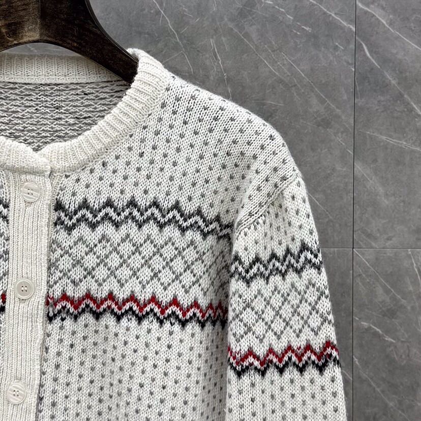 THOM BROWNE 汤姆布朗 TB🌺女款🌺塞尔岛提花圆领羊毛开衫 \n码数：0.1.2 颜色：白色、