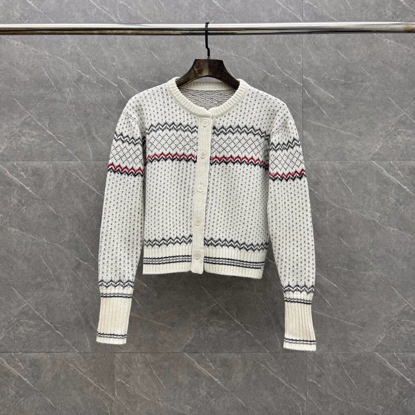 THOM BROWNE 汤姆布朗 TB🌺女款🌺塞尔岛提花圆领羊毛开衫 \n码数：0.1.2 颜色：白色、