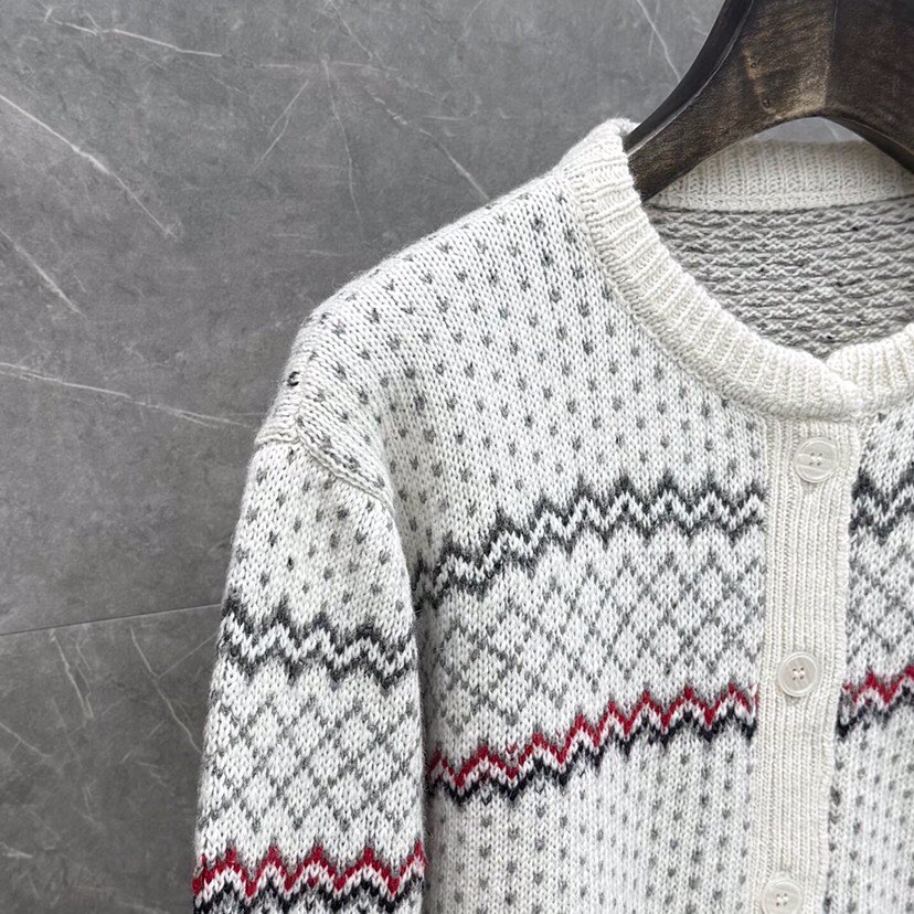 THOM BROWNE 汤姆布朗 TB🌺女款🌺塞尔岛提花圆领羊毛开衫 \n码数：0.1.2 颜色：白色、