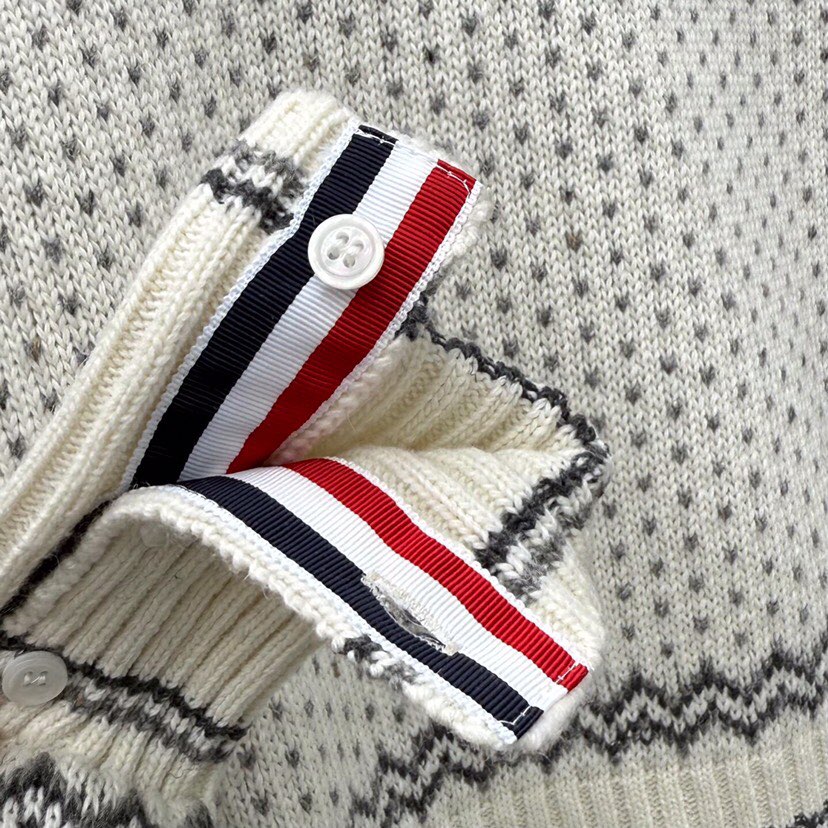 THOM BROWNE 汤姆布朗 TB🌺女款🌺塞尔岛提花圆领羊毛开衫 \n码数：0.1.2 颜色：白色、