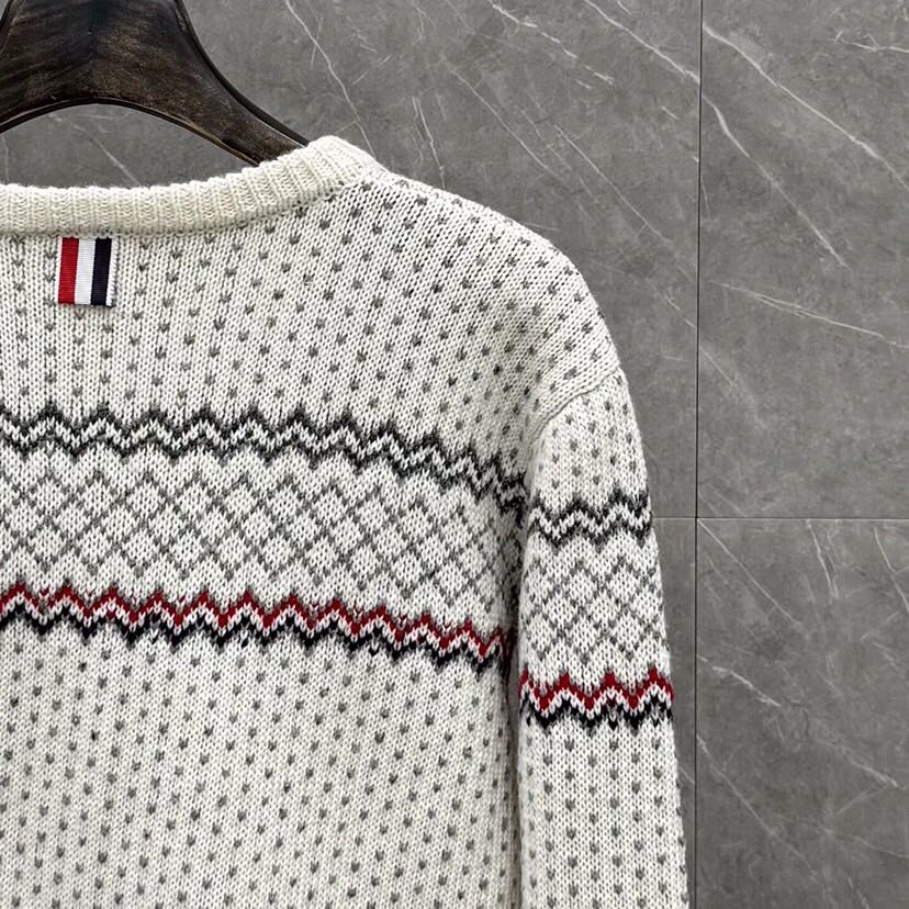 THOM BROWNE 汤姆布朗 TB🌺女款🌺塞尔岛提花圆领羊毛开衫 \n码数：0.1.2 颜色：白色、