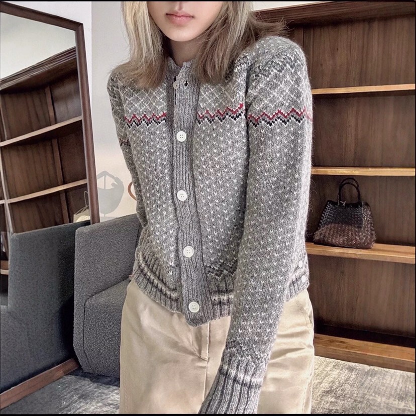 THOM BROWNE 汤姆布朗 TB🌺女款🌺塞尔岛提花圆领羊毛开衫 \n码数：0.1.2 颜色：白色、