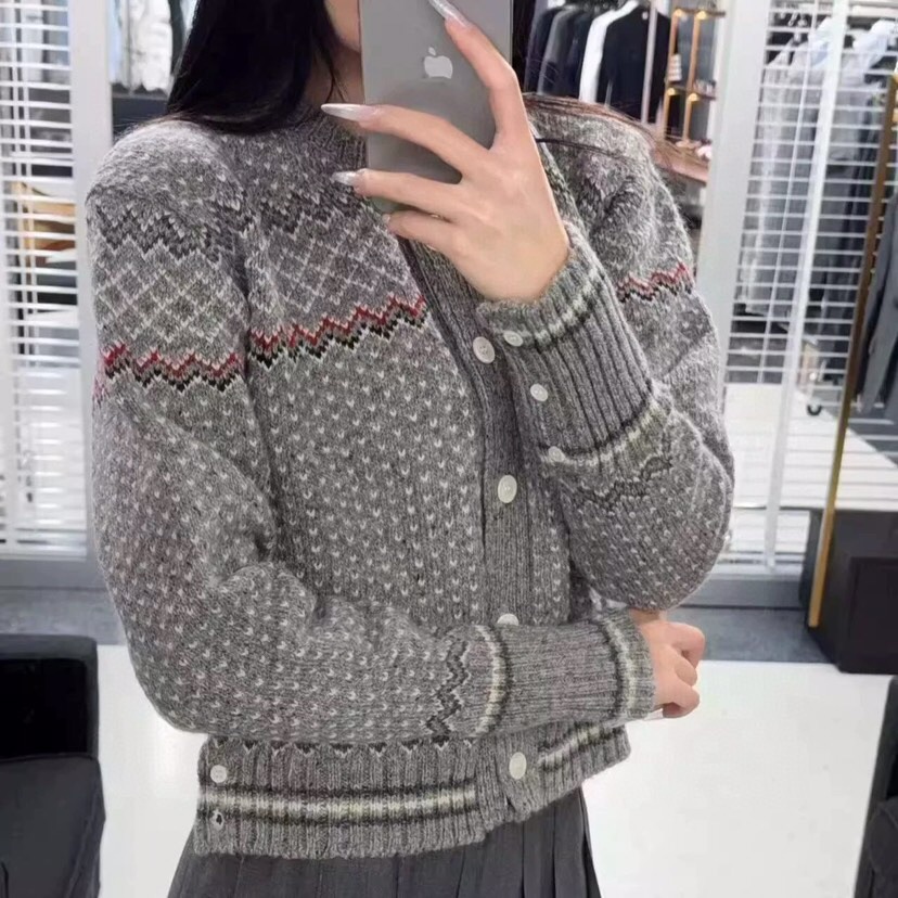 THOM BROWNE 汤姆布朗 TB🌺女款🌺塞尔岛提花圆领羊毛开衫 \n码数：0.1.2 颜色：白色、