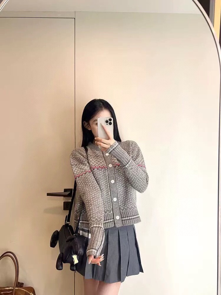 THOM BROWNE 汤姆布朗 TB🌺女款🌺塞尔岛提花圆领羊毛开衫 \n码数：0.1.2 颜色：白色、