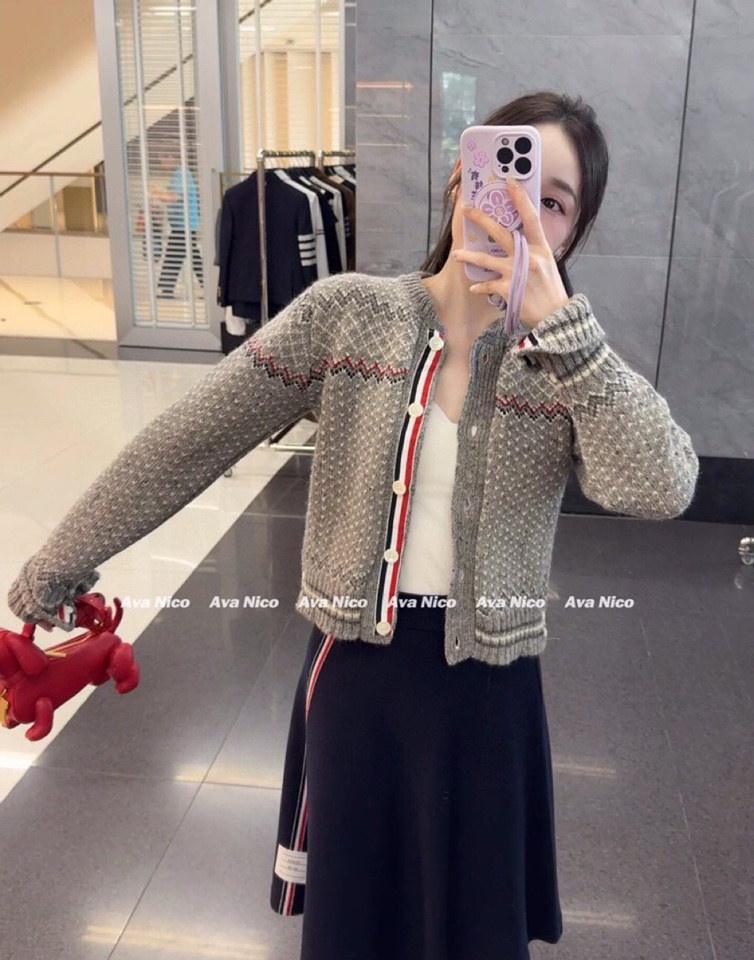 THOM BROWNE 汤姆布朗 TB🌺女款🌺塞尔岛提花圆领羊毛开衫 \n码数：0.1.2 颜色：白色、