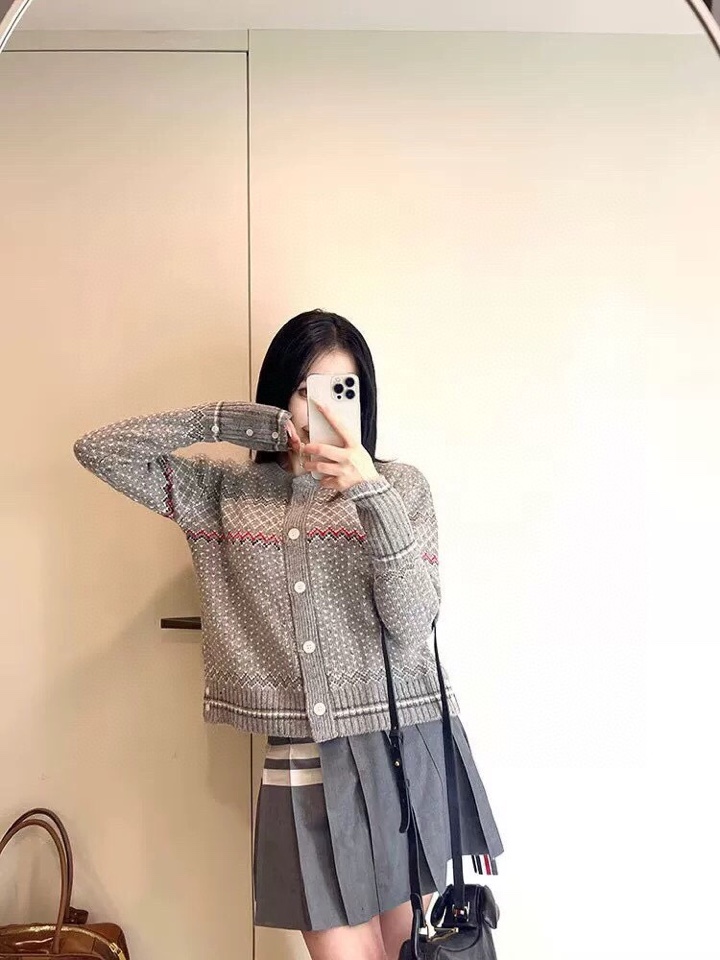 THOM BROWNE 汤姆布朗 TB🌺女款🌺塞尔岛提花圆领羊毛开衫 \n码数：0.1.2 颜色：白色、