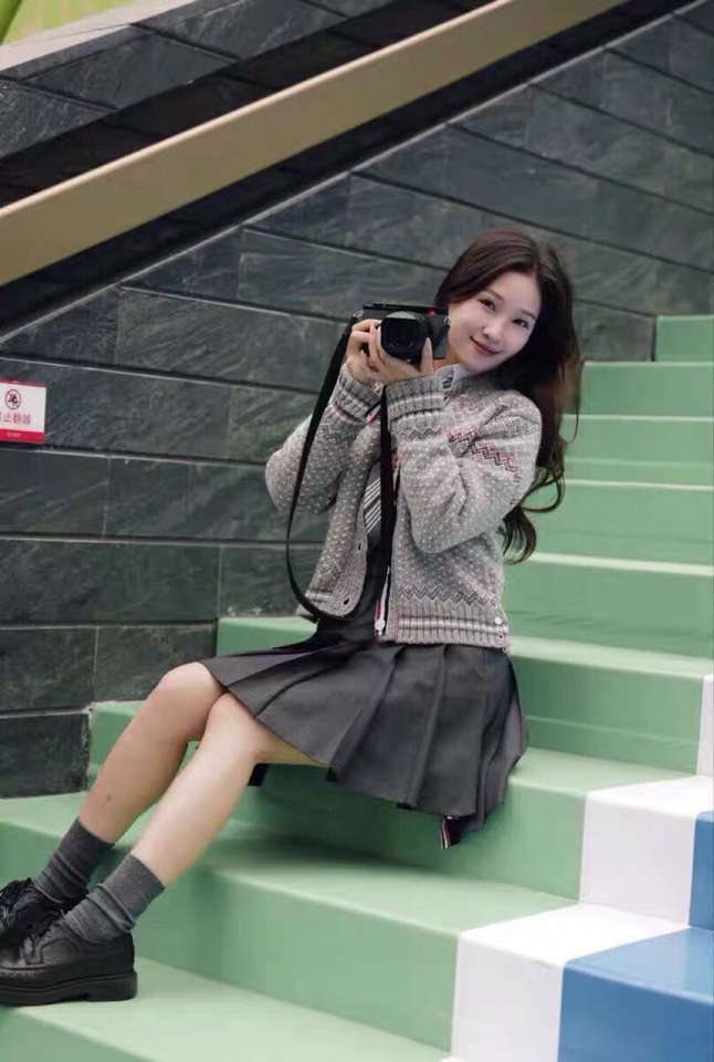 THOM BROWNE 汤姆布朗 TB🌺女款🌺塞尔岛提花圆领羊毛开衫 \n码数：0.1.2 颜色：白色、