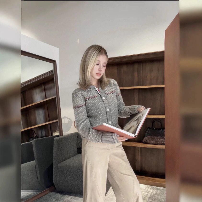 THOM BROWNE 汤姆布朗 TB🌺女款🌺塞尔岛提花圆领羊毛开衫 \n码数：0.1.2 颜色：白色、