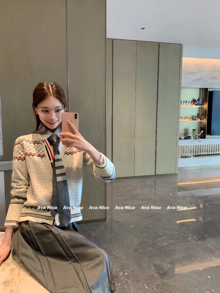 THOM BROWNE 汤姆布朗 TB🌺女款🌺塞尔岛提花圆领羊毛开衫 \n码数：0.1.2 颜色：白色、