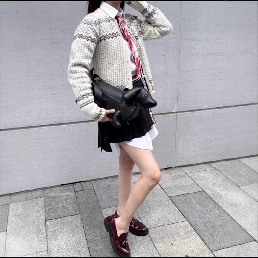 THOM BROWNE 汤姆布朗 TB🌺女款🌺塞尔岛提花圆领羊毛开衫 \n码数：0.1.2 颜色：白色、