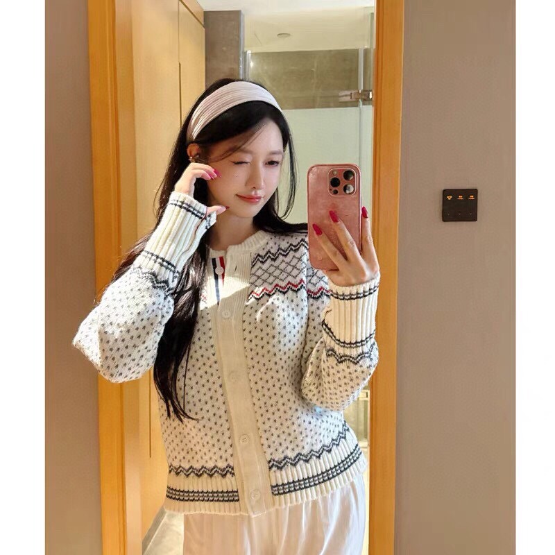 THOM BROWNE 汤姆布朗 TB🌺女款🌺塞尔岛提花圆领羊毛开衫 \n码数：0.1.2 颜色：白色、