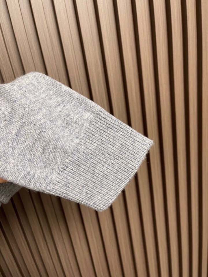 Loro Piana 诺悠翩雅lP🆕 秋冬新款针织衫圆领毛衣，针织面料质感上乘，触感柔软顺滑，亲肤性极佳