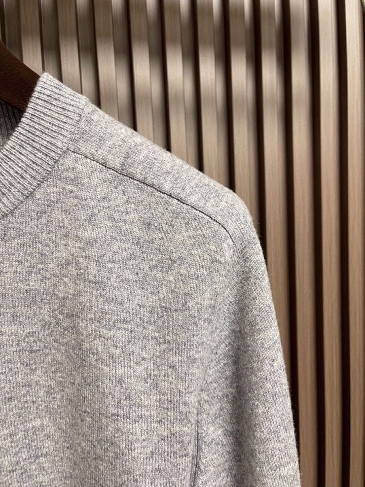 Loro Piana 诺悠翩雅lP🆕 秋冬新款针织衫圆领毛衣，针织面料质感上乘，触感柔软顺滑，亲肤性极佳