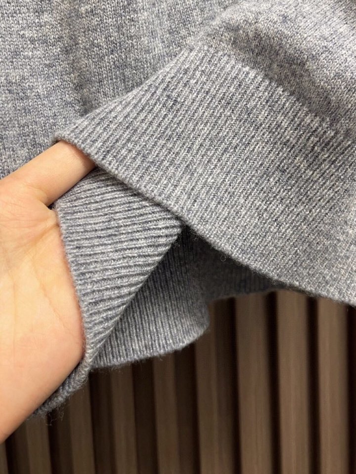 Loro Piana 诺悠翩雅lP🆕 秋冬新款针织衫圆领毛衣，针织面料质感上乘，触感柔软顺滑，亲肤性极佳