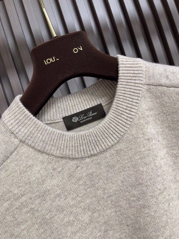 Loro Piana 诺悠翩雅lP🆕 秋冬新款针织衫圆领毛衣，针织面料质感上乘，触感柔软顺滑，亲肤性极佳