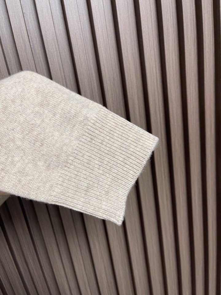 Loro Piana 诺悠翩雅lP🆕 秋冬新款针织衫圆领毛衣，针织面料质感上乘，触感柔软顺滑，亲肤性极佳