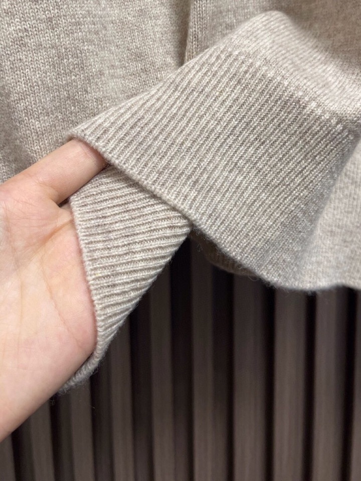 Loro Piana 诺悠翩雅lP🆕 秋冬新款针织衫圆领毛衣，针织面料质感上乘，触感柔软顺滑，亲肤性极佳