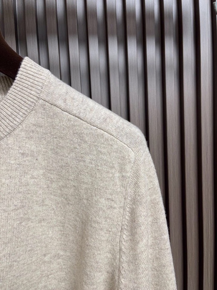 Loro Piana 诺悠翩雅lP🆕 秋冬新款针织衫圆领毛衣，针织面料质感上乘，触感柔软顺滑，亲肤性极佳