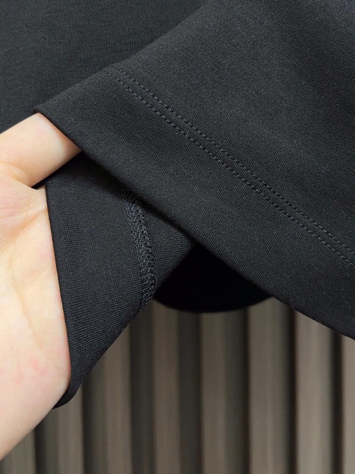 Loro Piana 诺悠翩雅lP🆕 ss秋冬新款长袖T恤打底衫，全品相！工艺采用胸前logo 刺绣设计