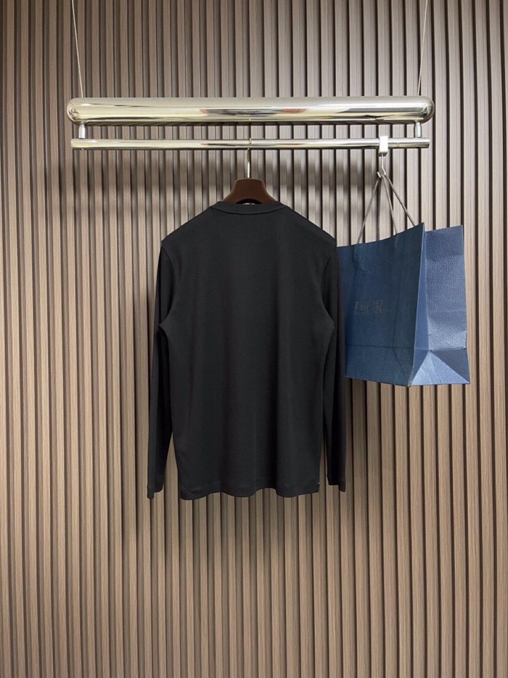 Loro Piana 诺悠翩雅lP🆕 ss秋冬新款长袖T恤打底衫，全品相！工艺采用胸前logo 刺绣设计