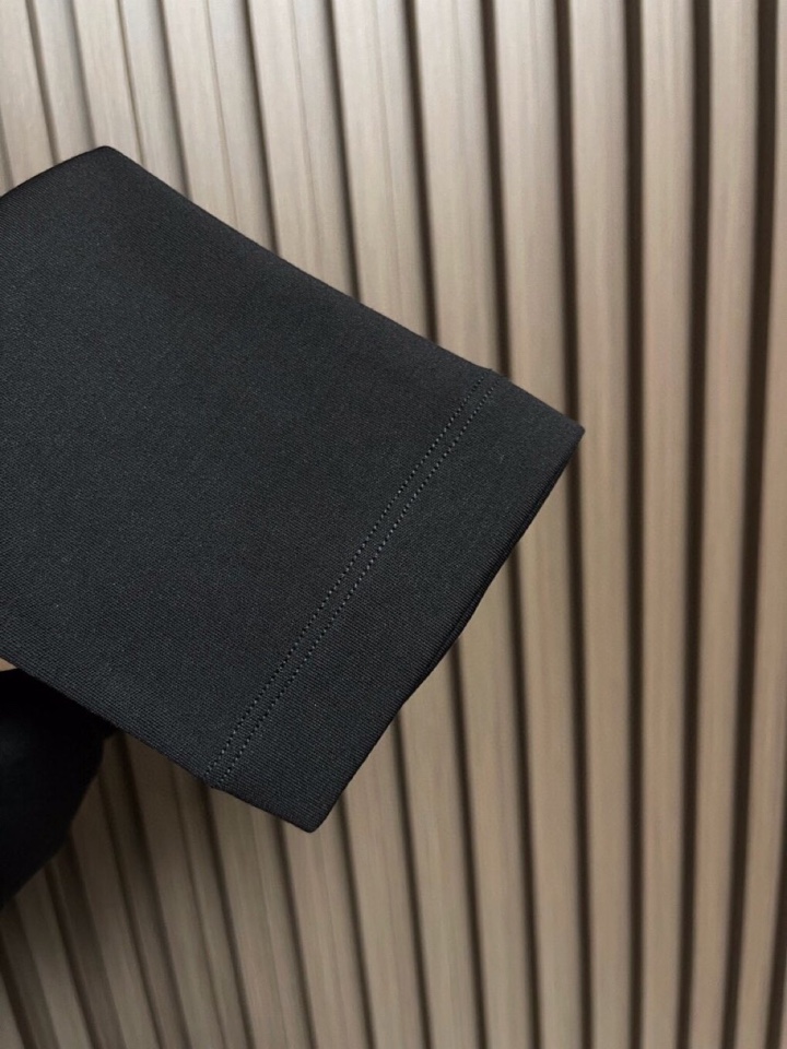 Loro Piana 诺悠翩雅lP🆕 ss秋冬新款长袖T恤打底衫，全品相！工艺采用胸前logo 刺绣设计