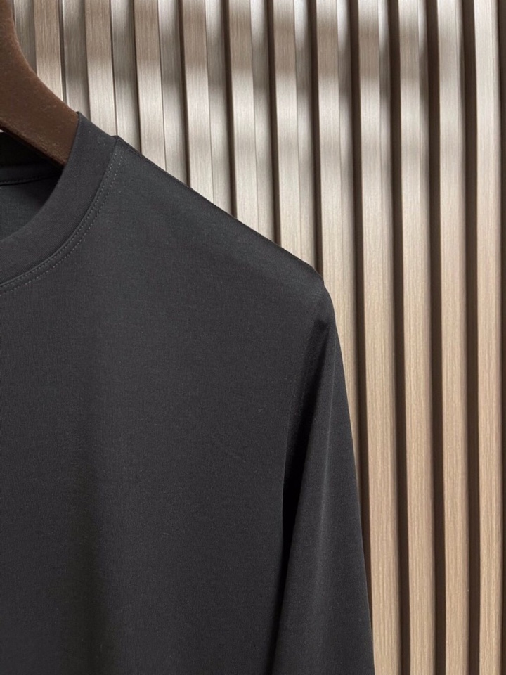 Brioni 布莱奥尼 天丝棉圆领长袖t恤，高端奢华且白金级的一款经典基础款t恤衫。通体的设计完美融合意