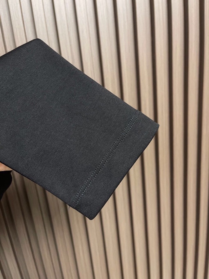 Brioni 布莱奥尼 天丝棉圆领长袖t恤，高端奢华且白金级的一款经典基础款t恤衫。通体的设计完美融合意