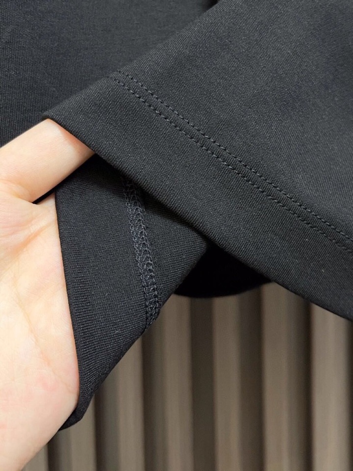 Brioni 布莱奥尼 天丝棉圆领长袖t恤，高端奢华且白金级的一款经典基础款t恤衫。通体的设计完美融合意