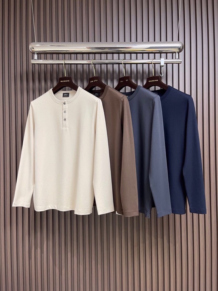 Brioni布莱奥尼 亨利领男士圆领长袖T恤 看似简约的设计 越考验工艺与面料的结合，对技术以及工厂设备