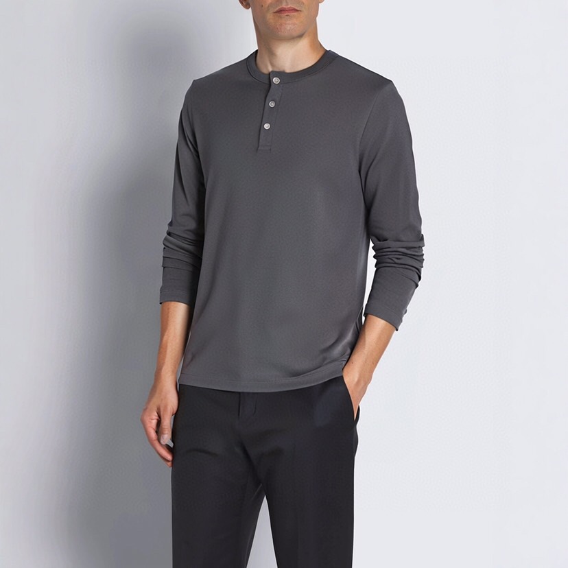 Brioni布莱奥尼 亨利领男士圆领长袖T恤 看似简约的设计 越考验工艺与面料的结合，对技术以及工厂设备