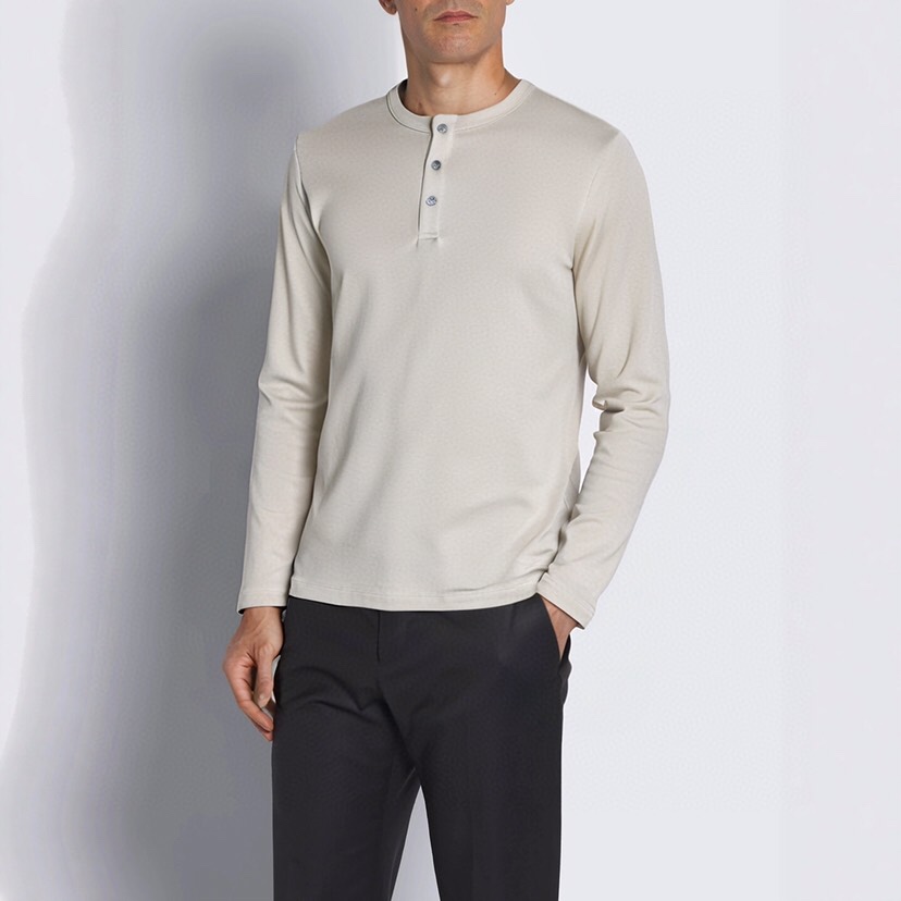 Brioni布莱奥尼 亨利领男士圆领长袖T恤 看似简约的设计 越考验工艺与面料的结合，对技术以及工厂设备