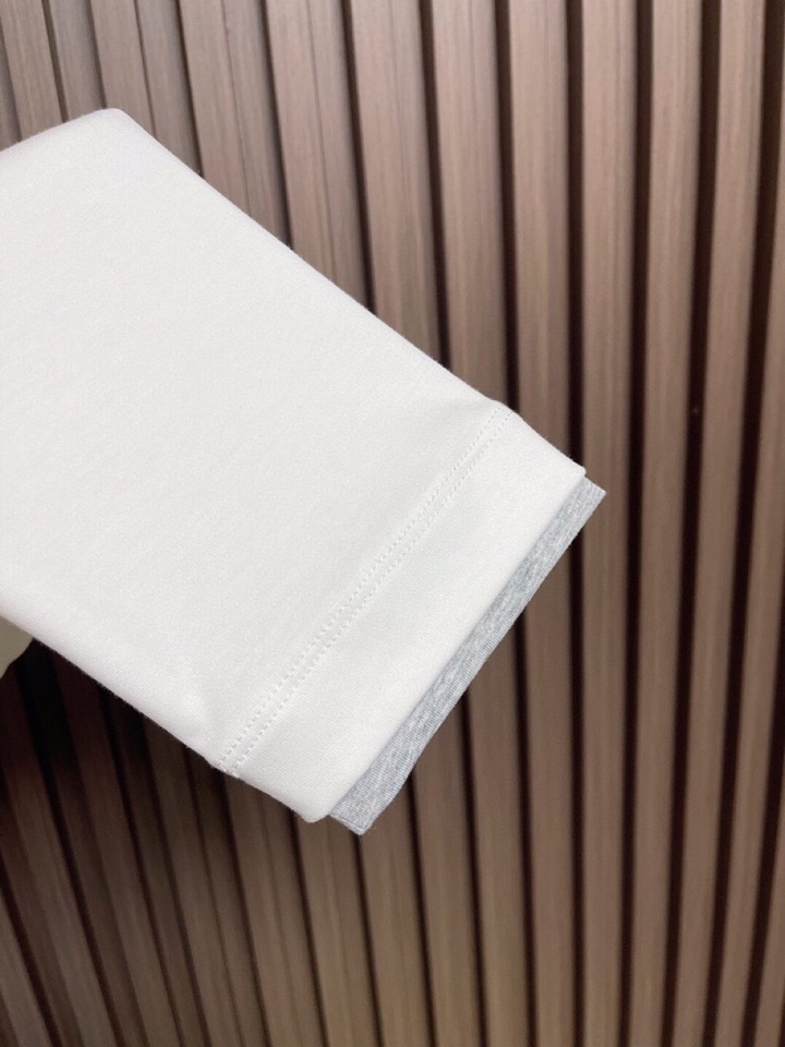 Brioni 2025SS新款圆领长袖T恤，采用客供独家进口定制面料，面料表面非常有质感显而易见，上身透