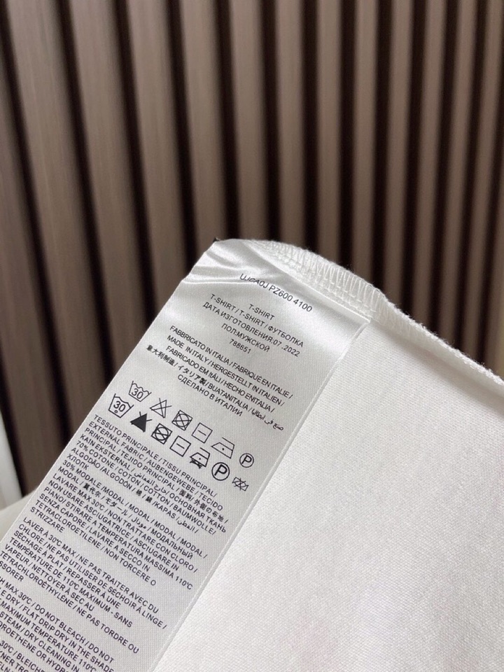 Brioni 2025SS新款圆领长袖T恤，采用客供独家进口定制面料，面料表面非常有质感显而易见，上身透