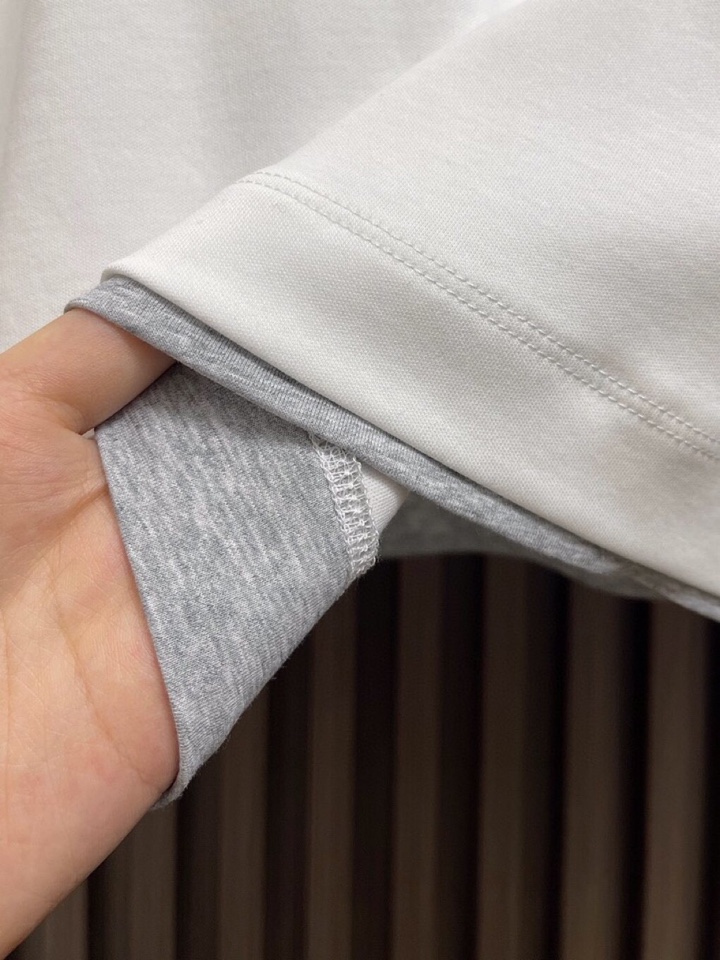 Brioni 2025SS新款圆领长袖T恤，采用客供独家进口定制面料，面料表面非常有质感显而易见，上身透