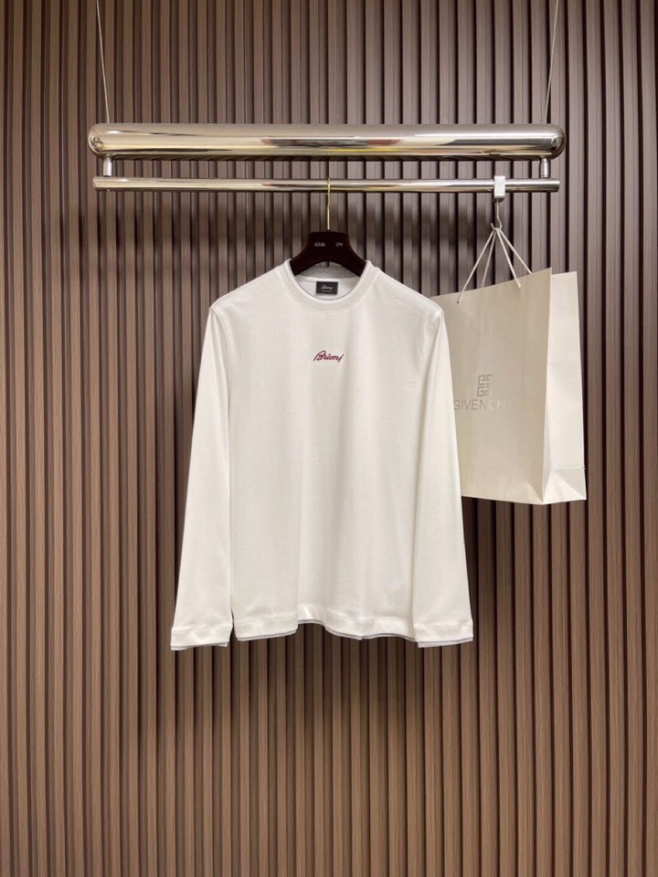 Brioni 2025SS新款圆领长袖T恤，采用客供独家进口定制面料，面料表面非常有质感显而易见，上身透